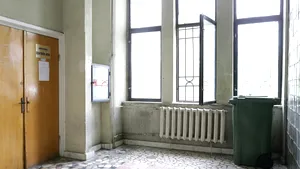 Scaune rupte, pereţi murdari şi prize care stau să cadă, într-un campus al Universităţii din Craiova | FOTO