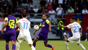 Incidente la meciul FCSB – CFR Cluj: Petarde, suspiciuni de droguri şi sancţiuni