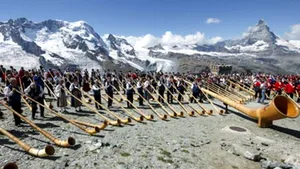 Un nou record mondial, stabilit de un ansamblu elveţian de cântăreţi la bucium