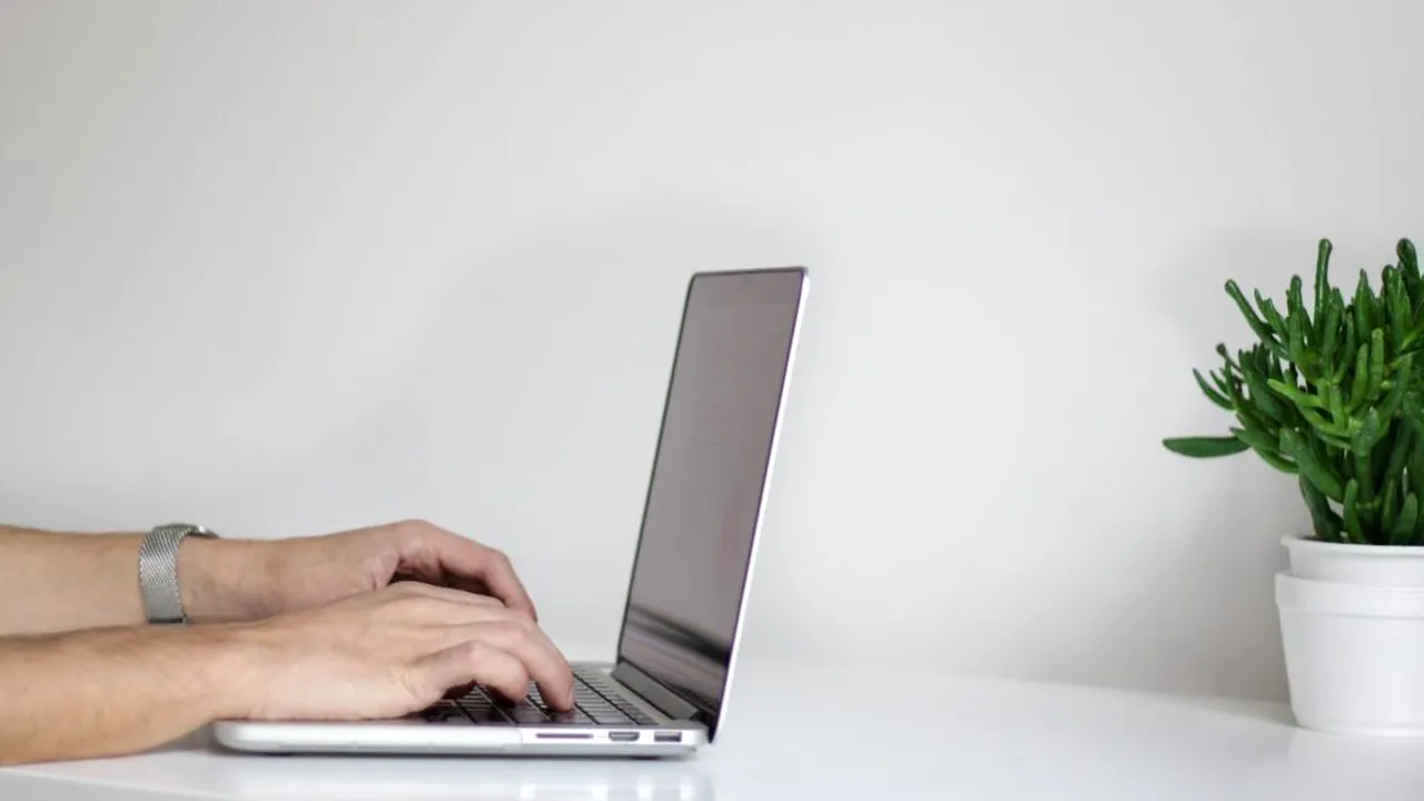 Companie care administrează site-uri porno din UK, amendă record pentru neîndeplinirea obligației de verificare a vârstei