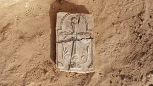 Cruce veche de cel puțin 1 300 de ani, descoperită în Emiratele Arabe Unite / Pe locul sitului arheologic a existat un așezământ monahal creștin