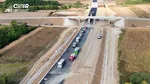 FOTO – VIDEO | Autostrada A3 Transilvania: S-au montat toate grinzile pe lotul Chiribiș-Biharia, ajuns la 78% execuție. Constructorul a început așternerea ultimului strat de asfalt