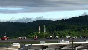 FOTO, VIDEO Un avion a ieşit de pe pistă pe un aeroport din Statele Unite: Cel puţin doi oameni au murit 