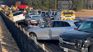 Accident în lanţ, cu 63 de maşini, pe o autostradă din Virginia. 51 de oameni au fost răniţi. VIDEO