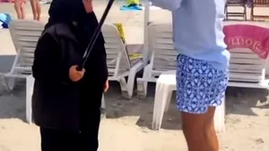 Scandal pe o plajă din Mamaia. O femeie a agresat un bărbat