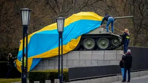 Invazia ucraineană a Berlinului. Totul s-a făcut paşnic, cu două tancuri ruseşti învelive în steagul Kievului

