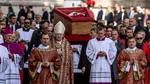 Procesiune grandioasă la Vatican. Oamenii își iau rămas bun de la Papa Francisc