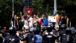 Violențe la protestul fermierilor. Manifestanții au rupt gardurile, au aruncat cu pietre și au încercat să ajungă la Guvern. Un jandarm a fost rănit
