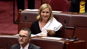 Senatoarea care îşi alăptează copilul în Parlament a devenit virală pe internet. Ce mesaj a transmis întregii lumi 