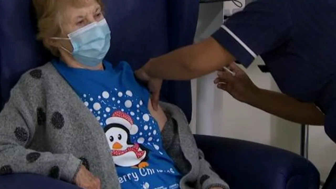 Vaccinul anti COVID-19 Pfizer a fost administrat pentru prima dată astăzi. Prima persoană din lume vaccinată este o femeie de 90 de ani