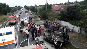 Accident rutier grav, în Dolj. O femeie a murit, iar alte trei au ajuns la spital, după ce maşina în care se aflau a lovit un cap de pod şi s-a răsturnat