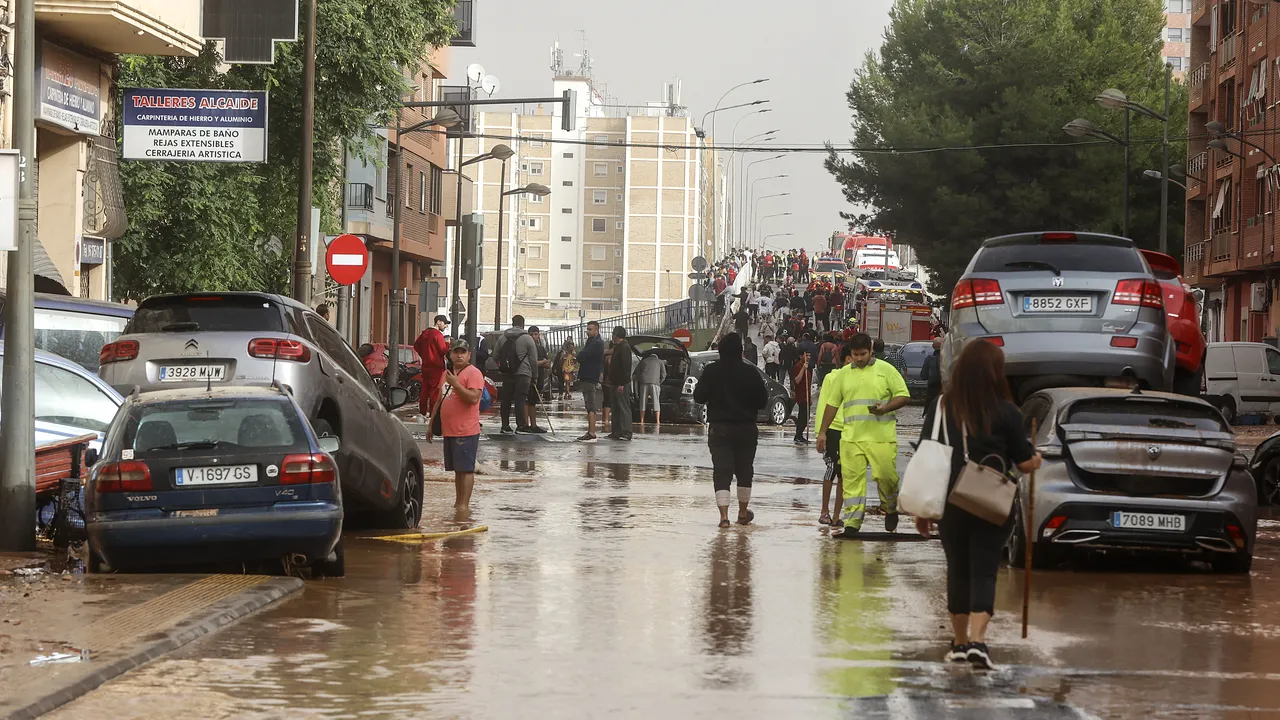 Inundaţiile din Spania: Bilanţul morţilor în urma inundaţiilor din Spania a urcat la 158 / Se reiau căutările a zeci de persoane dispărute / Doliu naţional în Spania pentru 3 zile, după fenomenul Dana / Avertizare meteo într-o regiune plină cu români / Alertă MAE / Premierul Sanchez: staţi acasă!