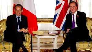 Nicolas Sarkozy şi David Cameron îi cer liderului libian să renunţe la putere 