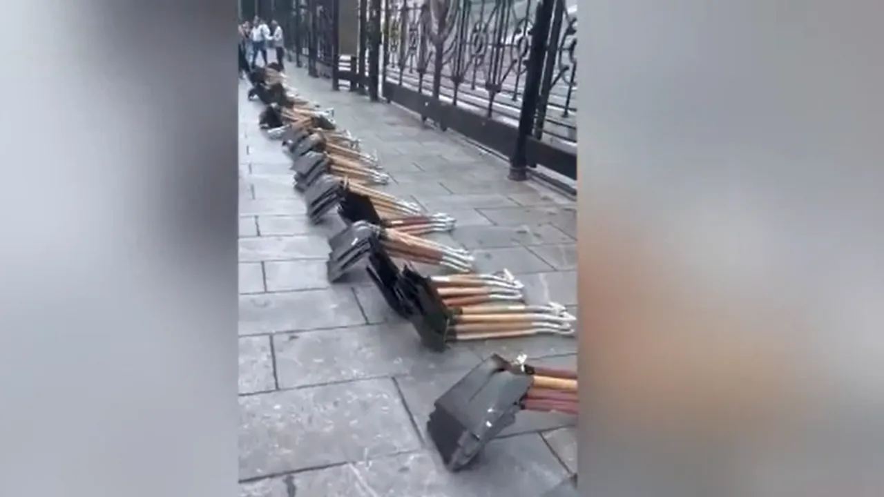 Un om de afaceri a descărcat 256 de lopeţi în faţa Parlamentului argentinian