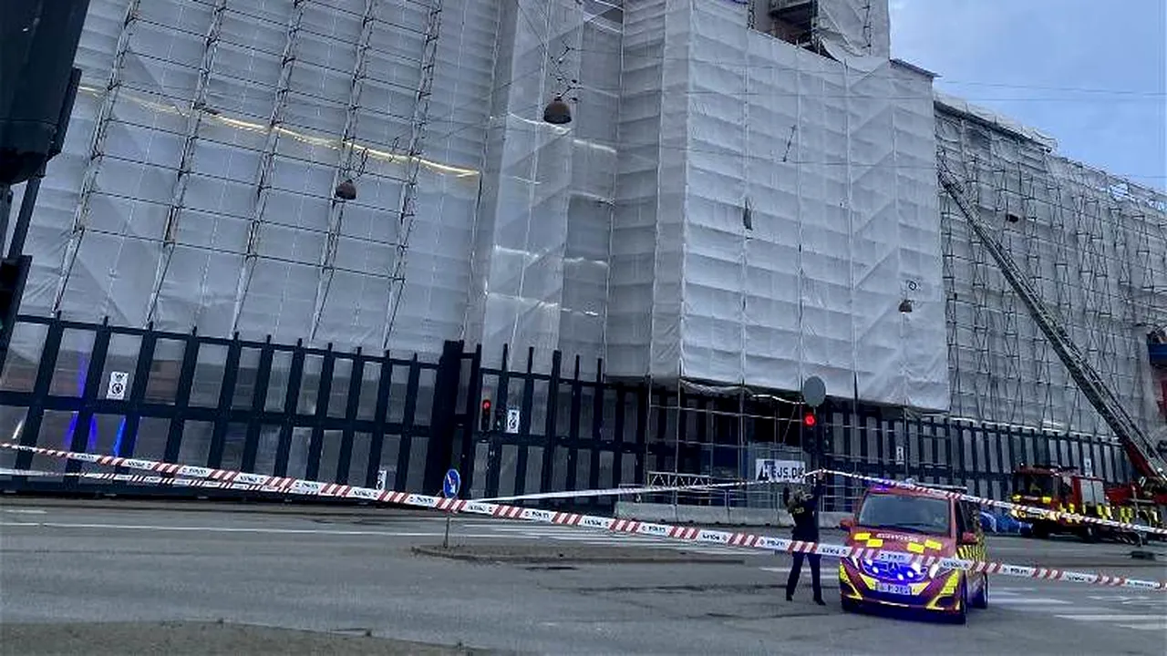 Vechea Bursă din Copenhaga, distrusă de un incendiu, va fi reconstruită indiferent de costuri