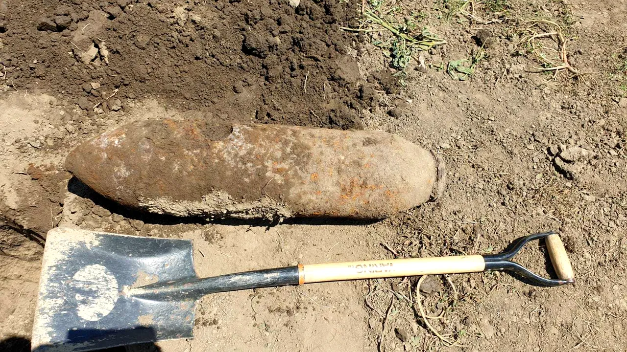Bombă din timpul celui de-al Doilea Război Mondial, găsită de un bărbat care săpa în grădină