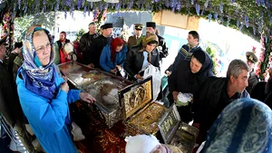 Record de credincioşi în ultima noapte de PELERINAJ la Iaşi, la moaştele Cuvioasei Parascheva, pentru a fi binecuvântaţi în ziua ei de hram