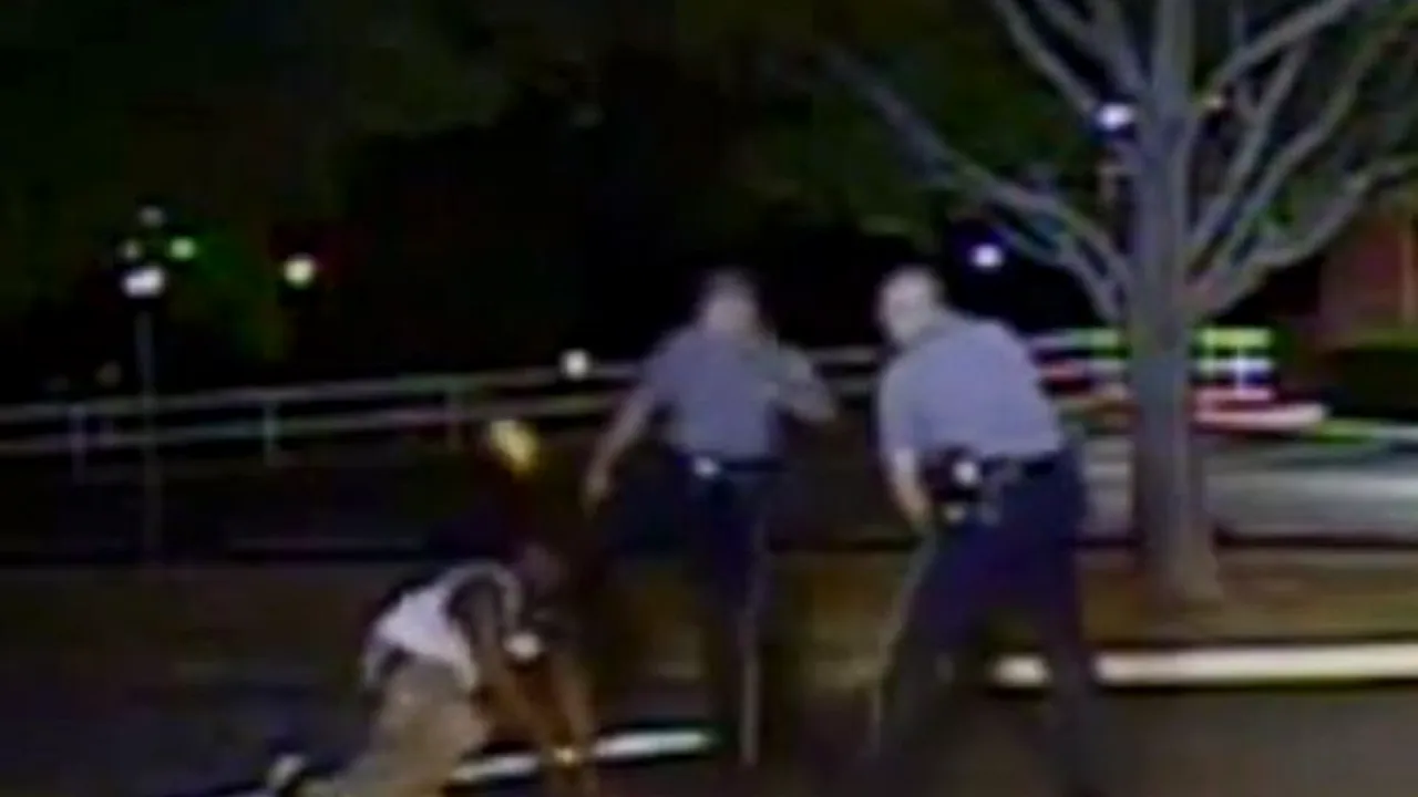 O cameră video surprinde un poliţist alb din SUA bătând un bărbat de culoare - VIDEO