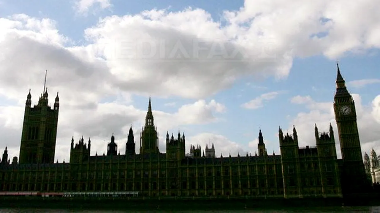 Numeroşi parlamentari britanici dorm în Palatul Westminster, pe paturi pliante şi canapele