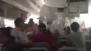 VIDEO INCREDIBIL. Clipe de coşmar filmate în interiorul avionului Emirates. Pasagerii ţipă îngroziţi în timp ce încearcă să-şi salveze bagajele