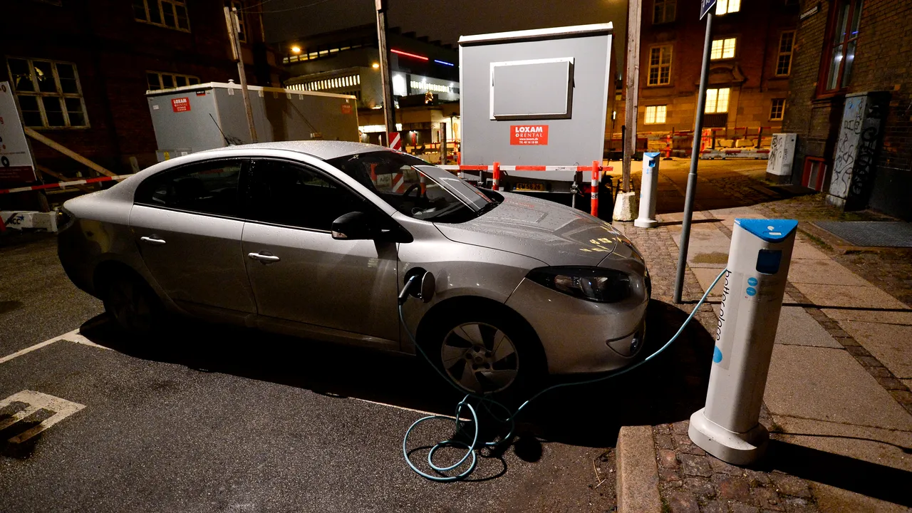 Maşina electrică este viitorul. Statul încurajează achiziţiile prin tichet de 10.000 de euro şi impozit zero