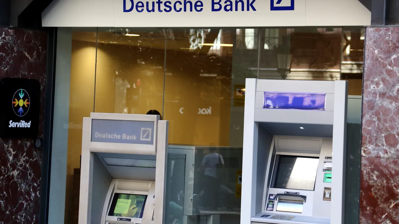 Deutsche Bank, cea mai mare bancă din Germania, închide una din cinci sucursale şi continuă seria de concedieri