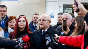 Emil Boc îl critică pe Nicușor Dan: Mi se plâng oamenii că nu au apă caldă