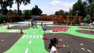 Situaţie paradoxală la Focşani: Prima staţie inteligentă de biciclete din România nu poate fi utilizată pentru că nu are regulament | GALERIE FOTO, VIDEO