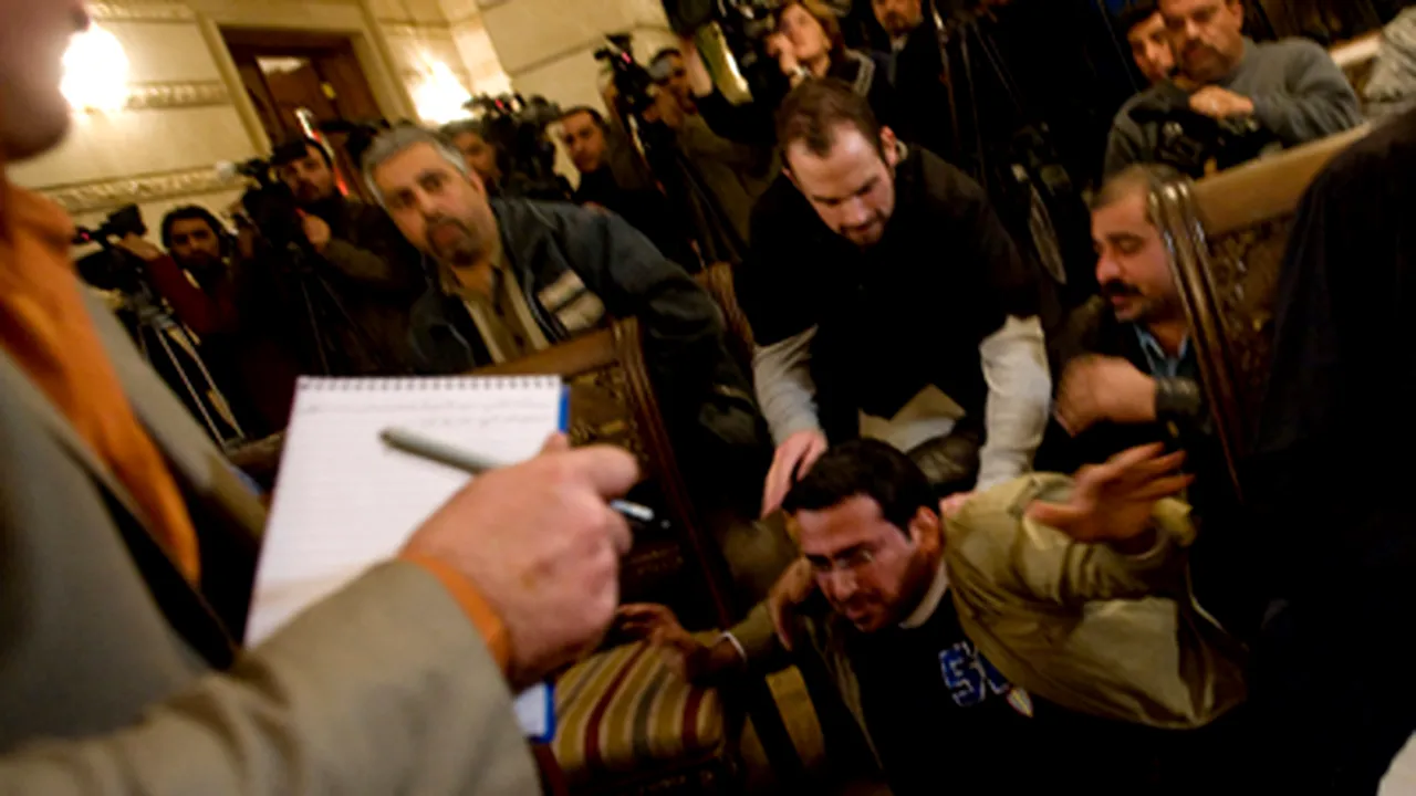 Jurnalistul care a aruncat cu pantofi spre Bush, condamnat la trei ani (Video)