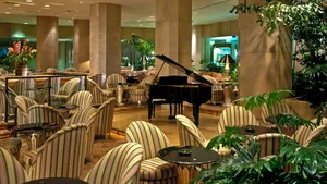 Noapte „memorabilă” pentru un bărbat cazat la un hotel de lux: A nimerit în mijlocul unei petreceri pentru swingeri - VIDEO