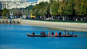 REPORTAJ: Patzaichin, două canotci, zeci de bucureşteni, mult entuziasm - au cucerit o parte din Dâmboviţa - FOTO