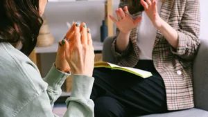 Femeile din România apelează la psiholog abia când „suferinţa devine insuportabilă