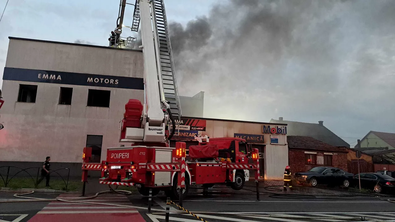 Incendiu la un service auto din Satu Mare. Au ars aproximativ o mie de metri pătraţi