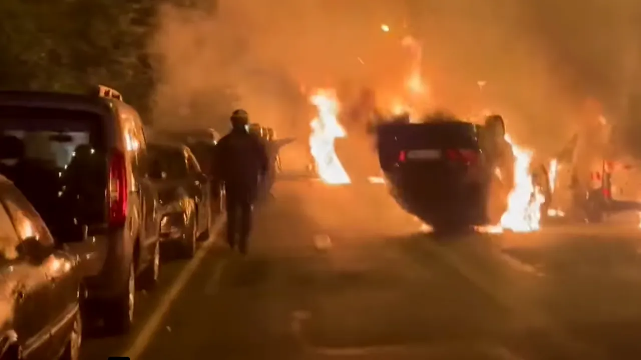 A patra zi de revolte în Franţa. O secţie de poliţie a fost atacată de manifestanţi/ Incendiu la Toulouse/  45.000 de poliţişti mobilizaţi în întreaga tara/  Violenţe la Marsilla, Lyon şi Bordeaux/ O persoană a murit după ce a căzut de pe acoperişul unui supermarket 