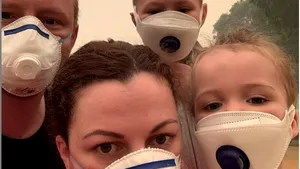 Clipe de coşmar traite de o familie de turişti surprinsă de incendii în Australia. Locul în care s-au refugiat, împreună cu alte 200 de persoane | FOTO, VIDEO