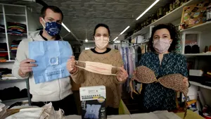 O croitoreasă din Franţa s-a lansat în fabricarea de măşti chirurgicale din cupe de sutien