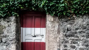 Numărul românilor din Austria a crescut cu 243% în ultimii zece ani. Ţara „depinde” de româncele lucrătoare din domeniul îngrijrii domestice