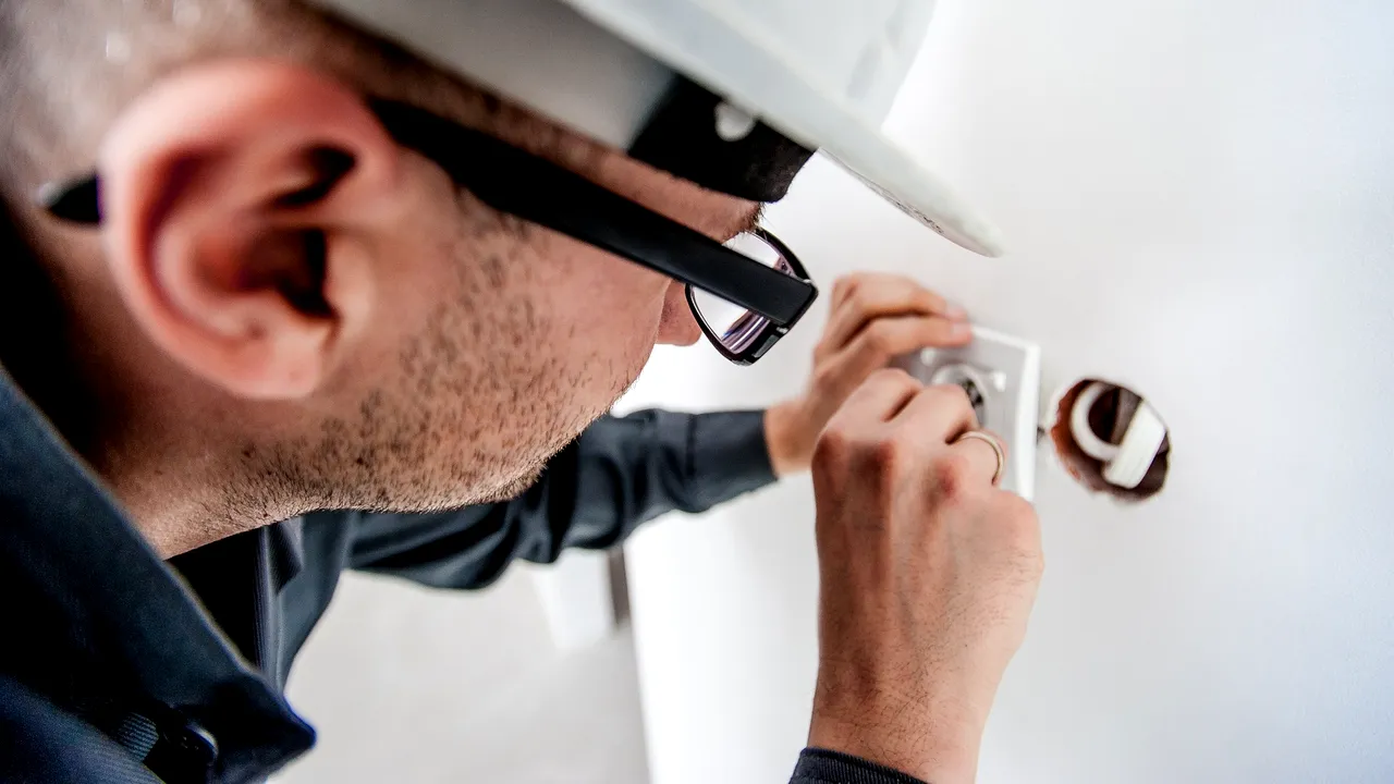 Proiect legislativ: Vouchere gratuite, în valoare de 7.000 de lei, pentru racordarea gospodăriilor fără curent la reţeaua de electricitate