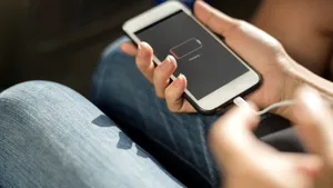 De ce se încălzește telefonul la încărcare și ce riști dacă ignori problema