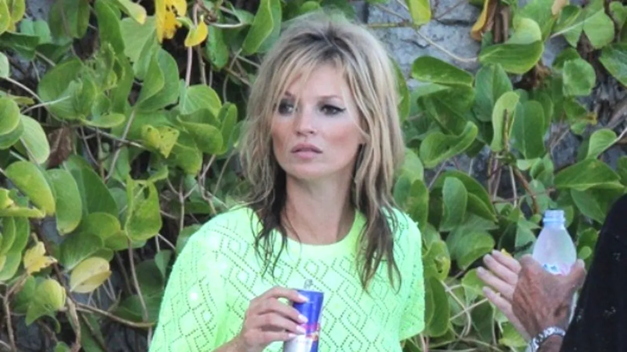 Kate Moss, la 38 de ani: Cum arată modelul în costum de baie - FOTO