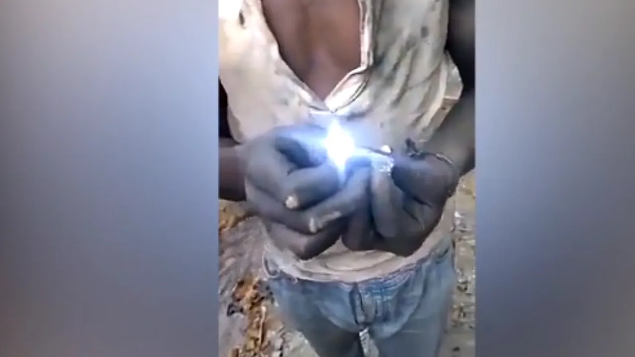 Roci „capabile să producă încărcături electrice” găsite în Africa. Experimente virale pe Internet
