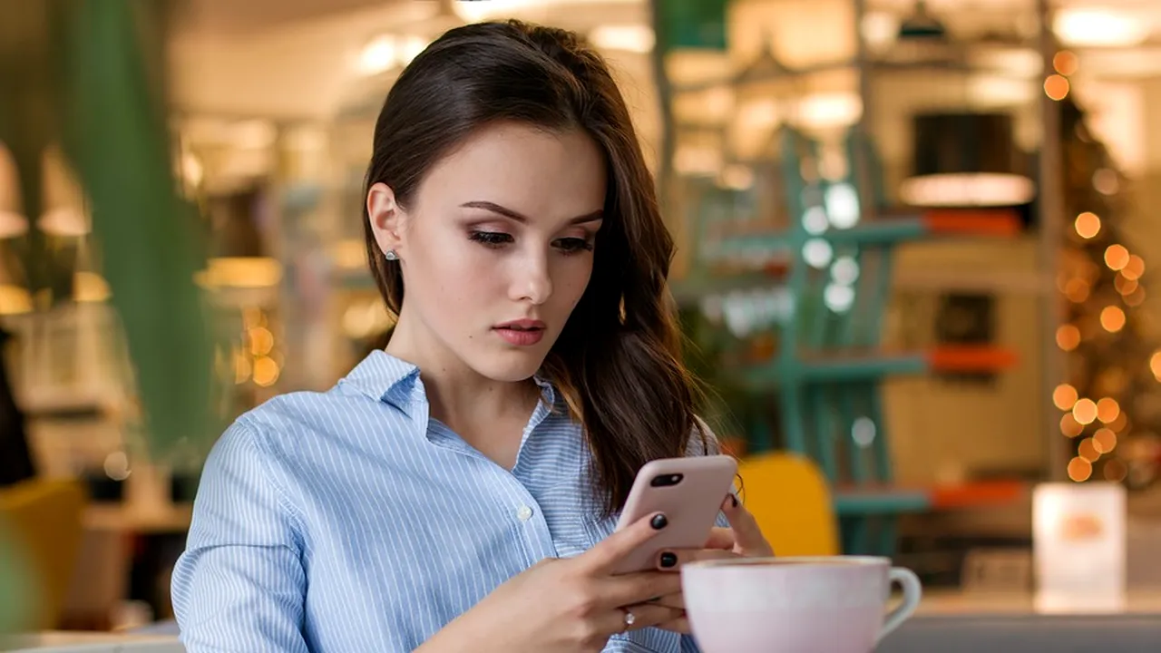 O aplicaţie pentru telefonul mobil „trezeşte simţurile femeilor” cu ajutorul poveştilor erotice. Ce finanţare a obţinut de la investitori | VIDEO