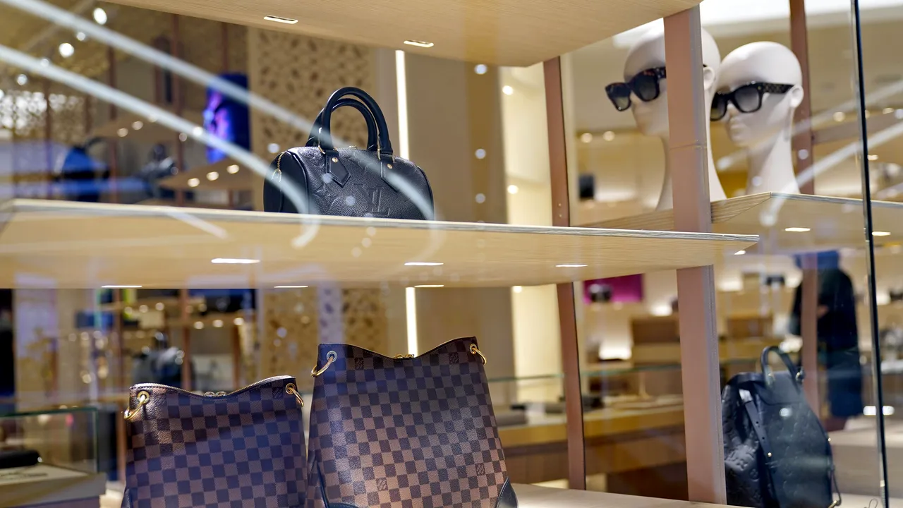 Noile reguli privind accesul în mall, biserică şi muzee, publicate în Monitorul Oficial