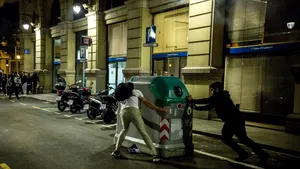 VIDEO Ciocniri în centrul Barcelonei între protestatari şi poliţie în urma restricţiilor de circulaţie