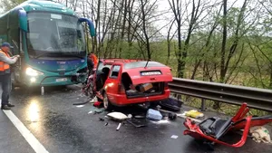 Patru bulgari, între care doi minori, răniţi în urma impactului dintre un autocar şi un autoturism 