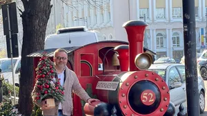 Pentru a anunţa startul sezonului de brazi împodobiţi şi decoruri de sărbători, Nicu Bocancea a parcat trenul lui Moş Crăciun în centrul Bucureştiului