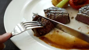 Studiu: Consumatorii de carne pot avea șanse mai mari să ajungă la 100 de ani