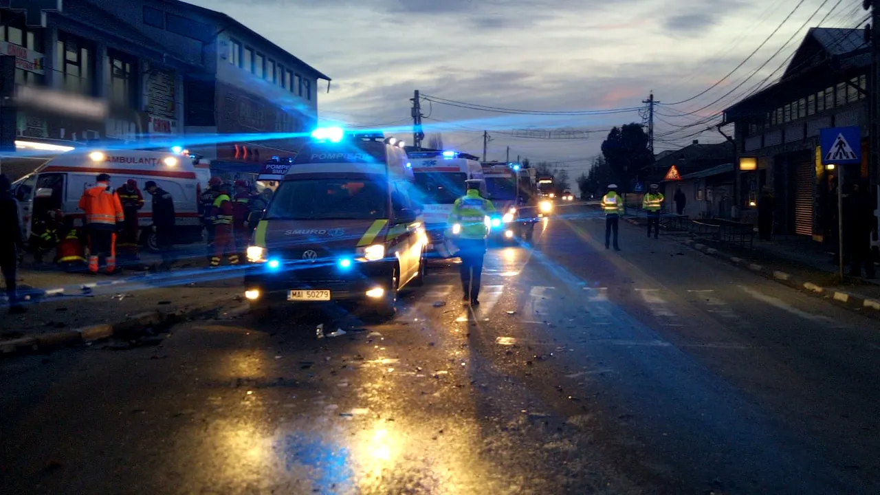 FOTO | Ambulanţă cu pacienţi, implicată într-un accident în Prahova. O persoană a decedat, iar alte 4 au fost rănite 