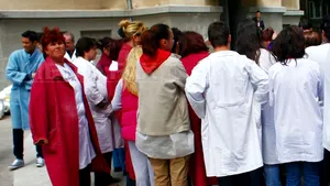 Zeci de angajaţi ai Institutului Cantacuzino protestează în curtea unităţii. Directorul a demisionat