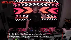 Hai la party online! Un DJ din Cluj şi-a transformat sufrageria în club şi mixează live pe Internet 